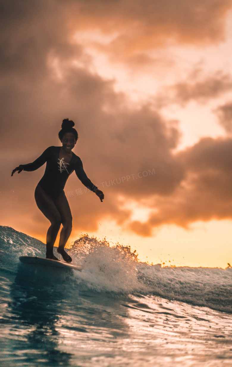 黑人美女海浪冲浪图片