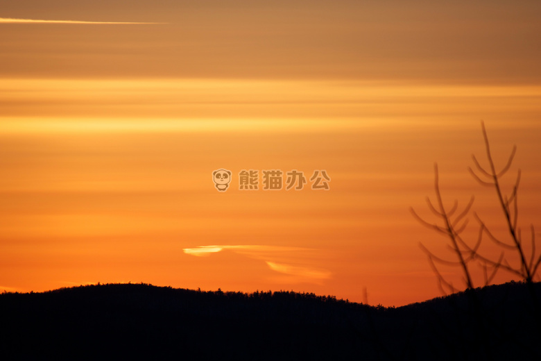 云 山 日落