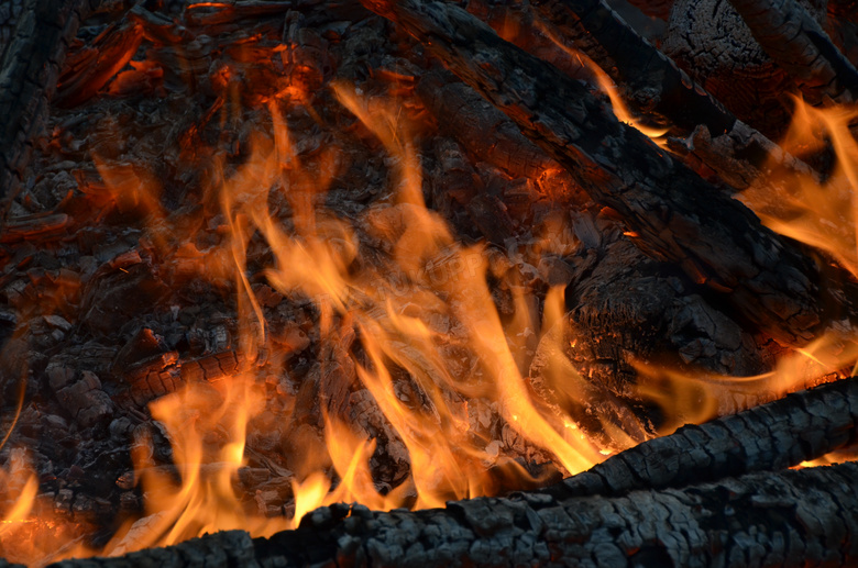 木炭燃烧火焰图片