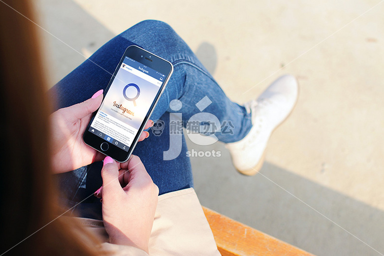 坐在凳子玩手机