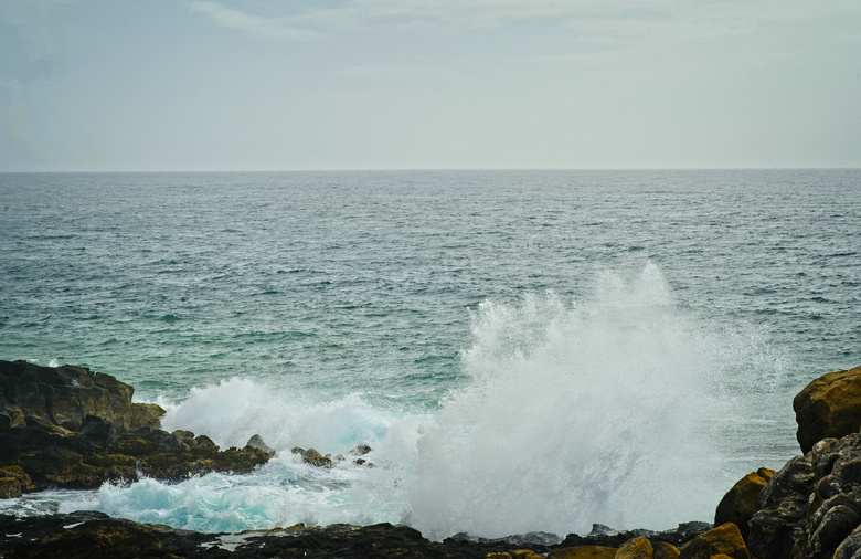海洋海浪拍打图片