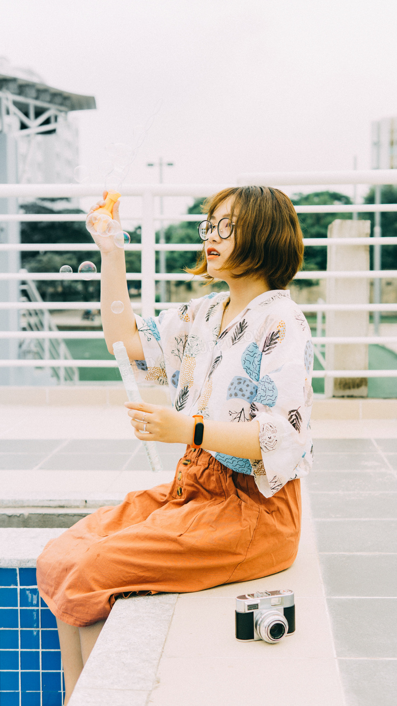 吹泡泡的日本美女图片