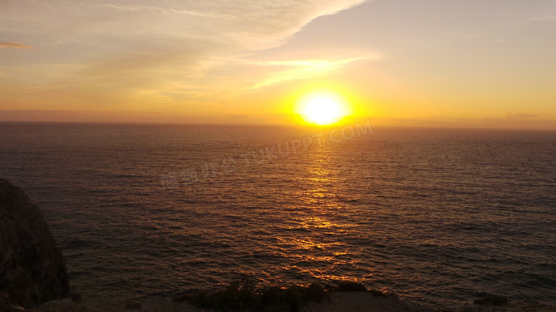 海平面夕阳西下图片