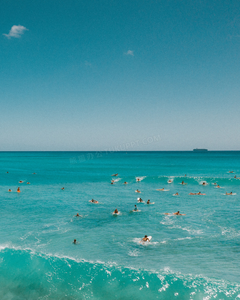 海滩上冲浪人群图片