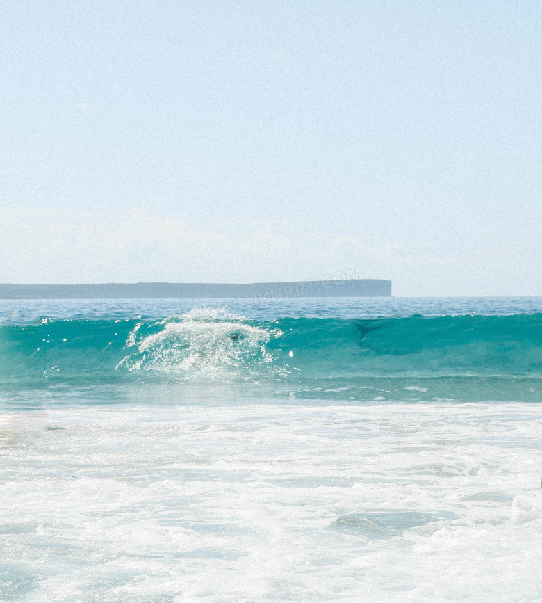 蓝色大海潮水涌动图片
