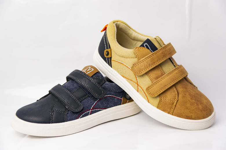 年轻帆布鞋图片