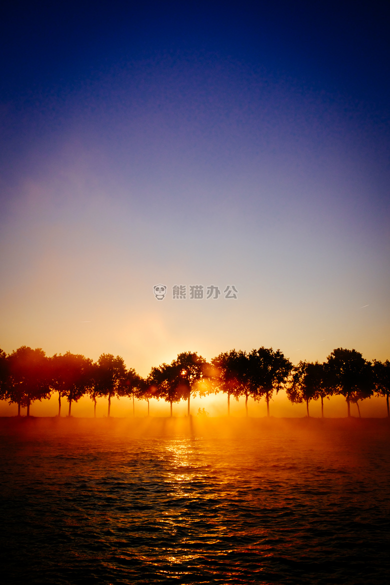 丰富多彩的 艳 湖