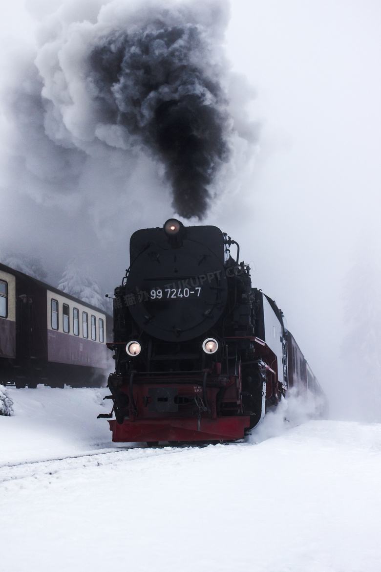 雪地蒸汽火车图片