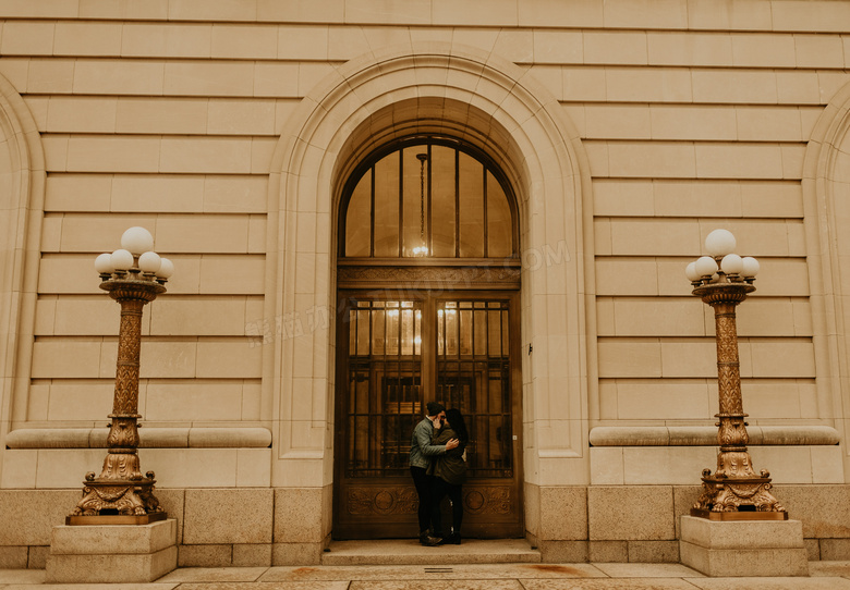 欧洲街拍接吻情侣图片