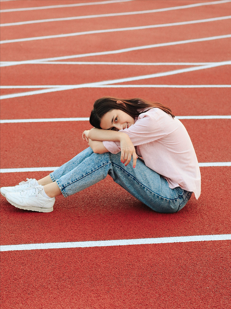 校园操场美女写真图片