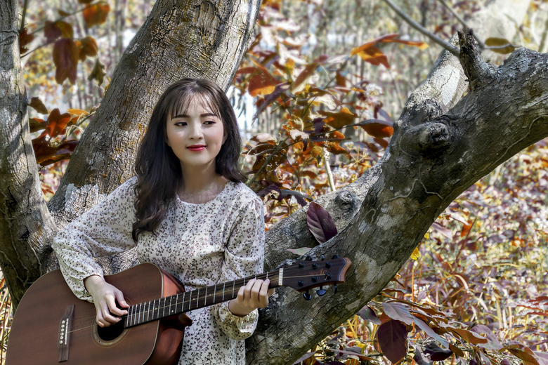 弹吉他的女孩图片