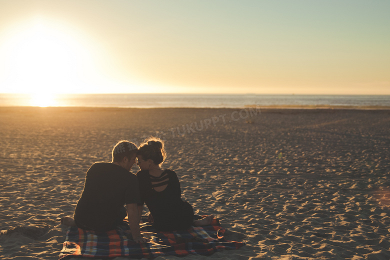 海边看日出的情侣图片