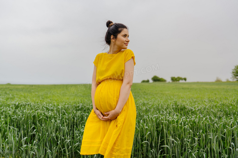 黄色裙装孕妇图片