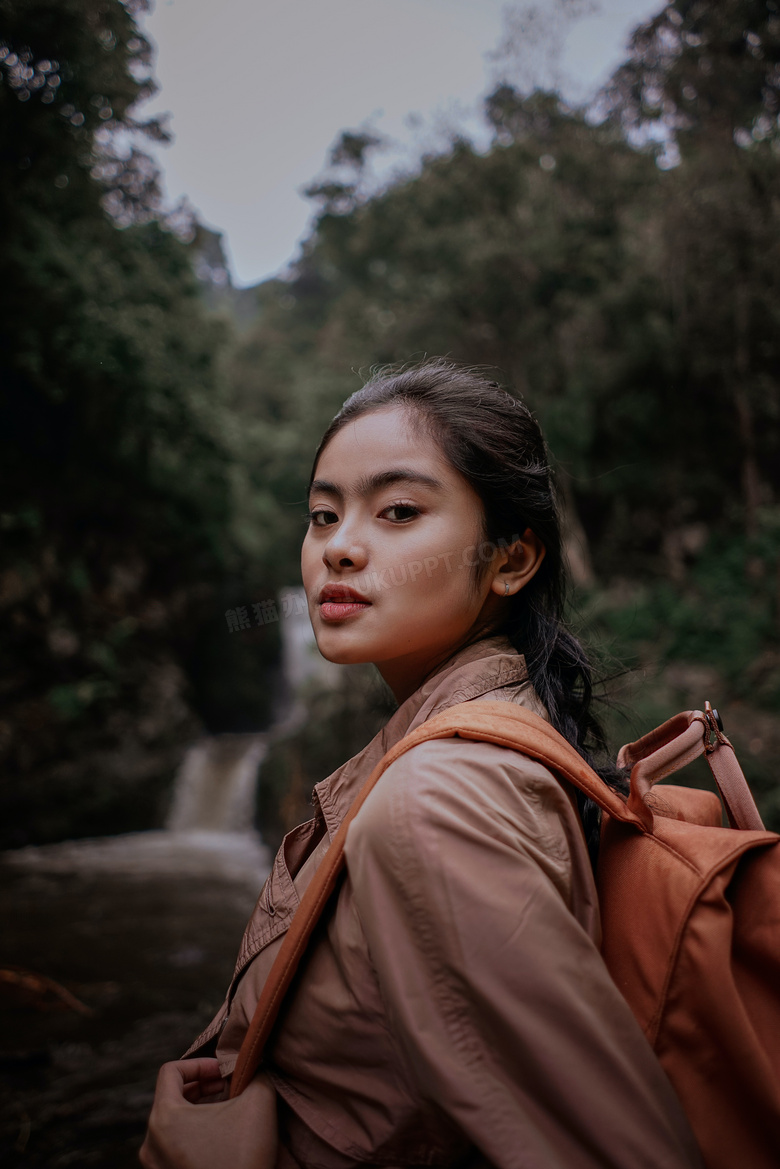 背包去旅行的美女图片