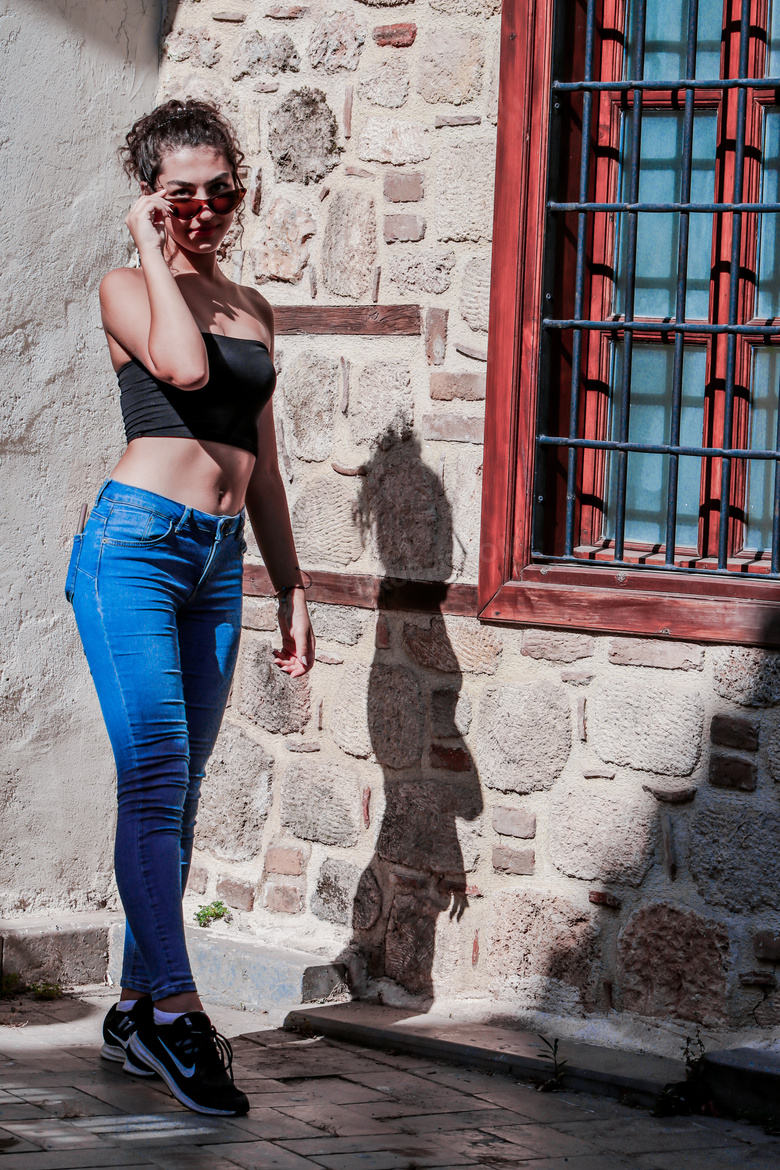 紧身牛仔裤美女户外艺术摄影