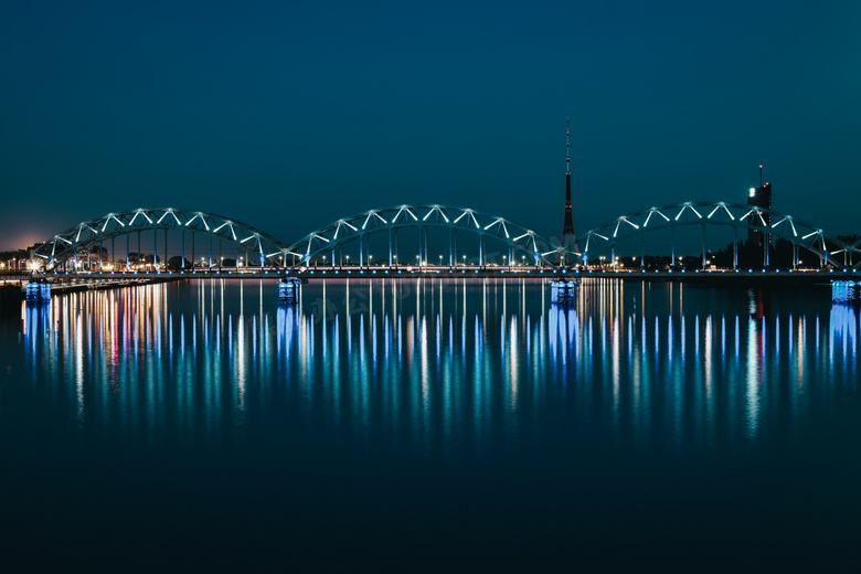 夜晚的河流拱桥风景图片