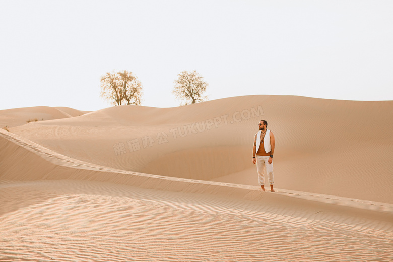 沙漠时尚旅拍帅哥图片