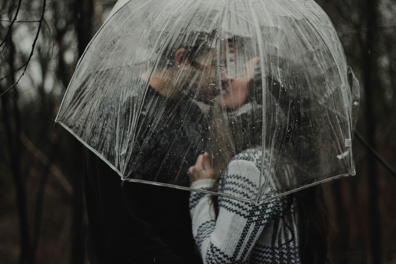 伞下激吻情侣图片