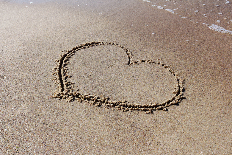 海滩沙滩爱心图片