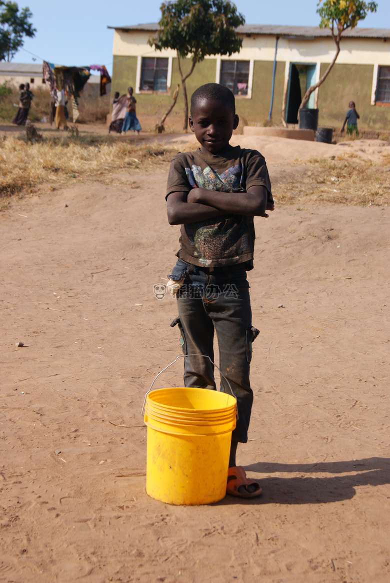 非洲 男孩 水桶
