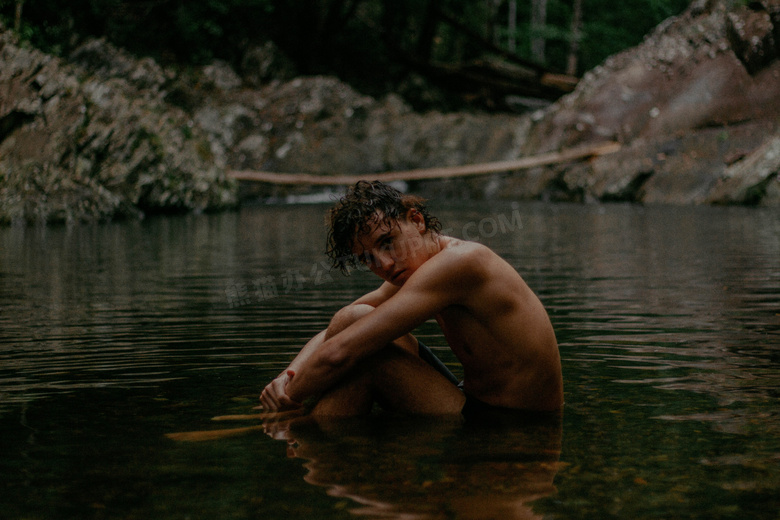 水中湿身男人人体秀图片