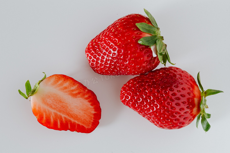 新鲜草莓切片图片