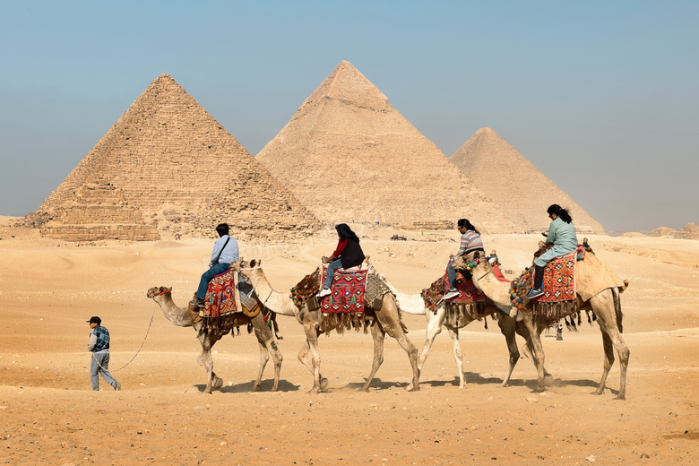 金字塔前骑骆驼图片