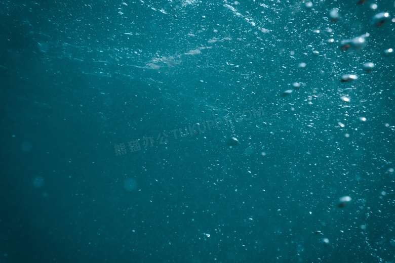 蓝色深海海水图片
