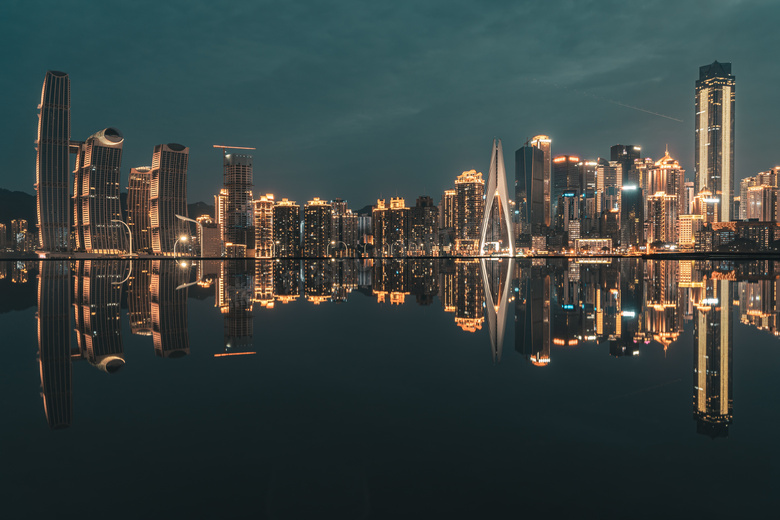 沿海繁华灯光城市夜景图片