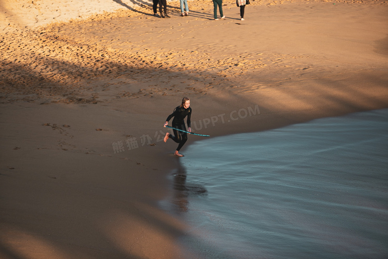 海边玩水女生图片