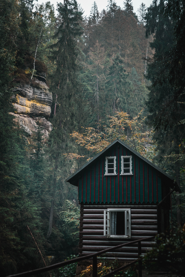 深山中的小木屋的图片