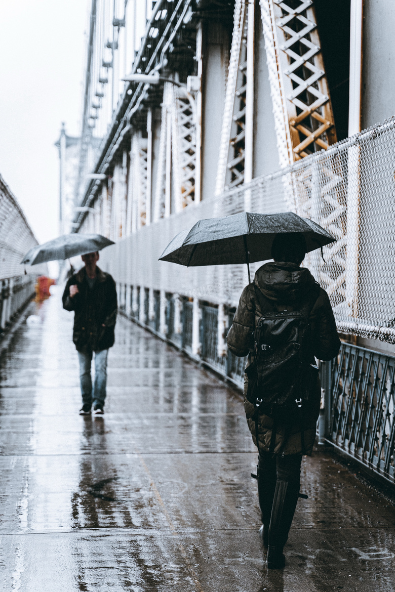 街头男人下雨撑伞图片