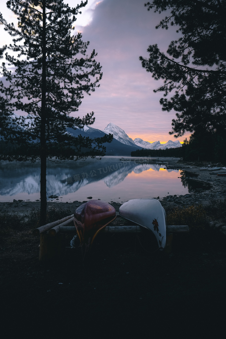 傍晚宁静湖泊风景图片