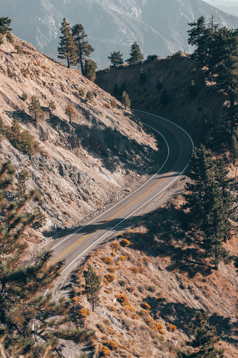 蜿蜒山间公路图片