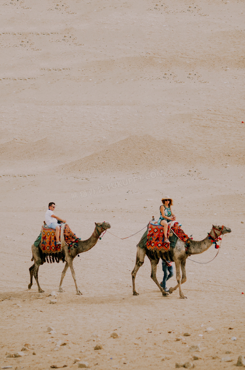 游客沙漠骑骆驼图片 游客沙漠骑骆驼图片大全