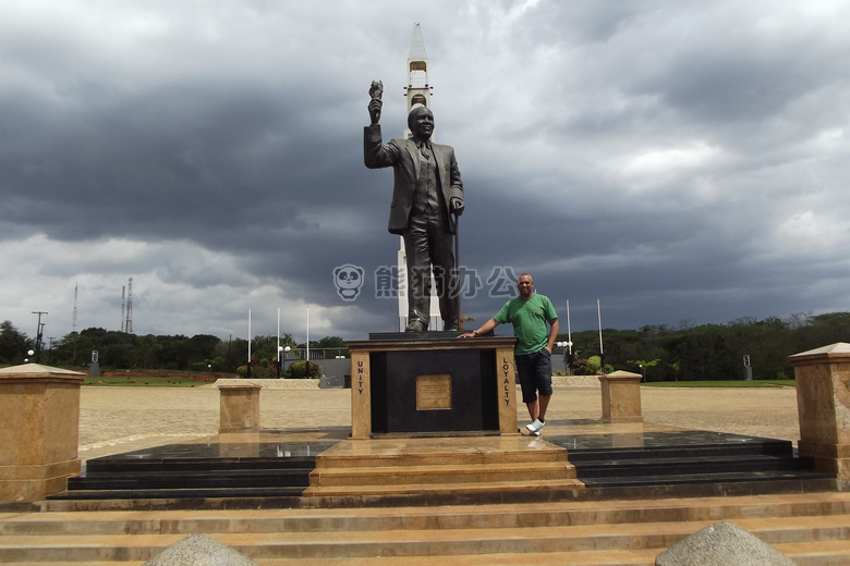 总统 班达 利隆圭的雕像。