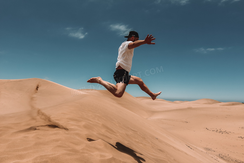 男人沙漠跳跃悬浮摄影