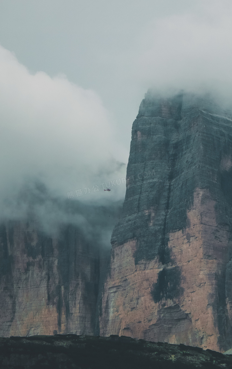 云雾缭绕山峰高清图片