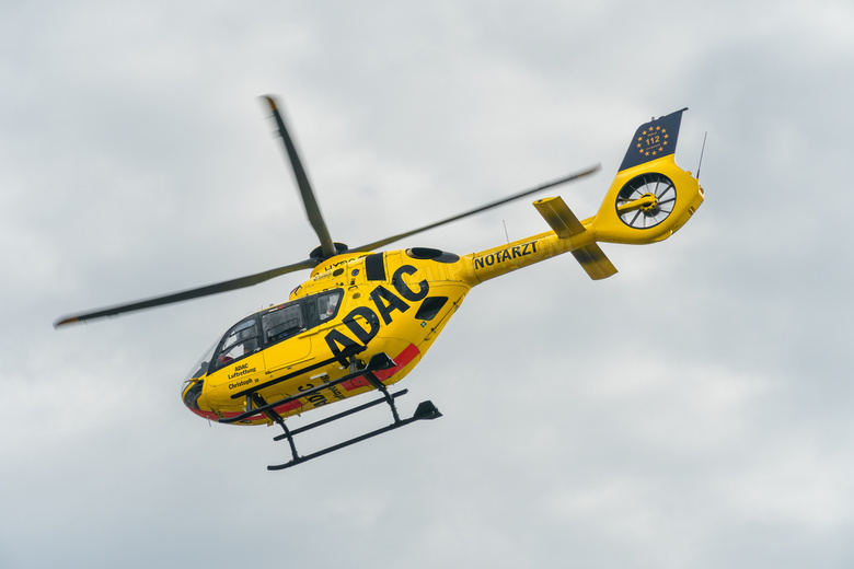 黄色救援直升机图片