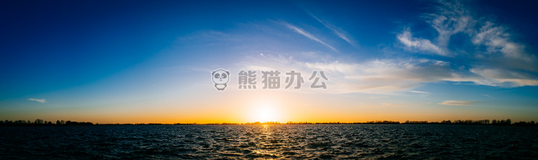 全景日光湖水云彩图片