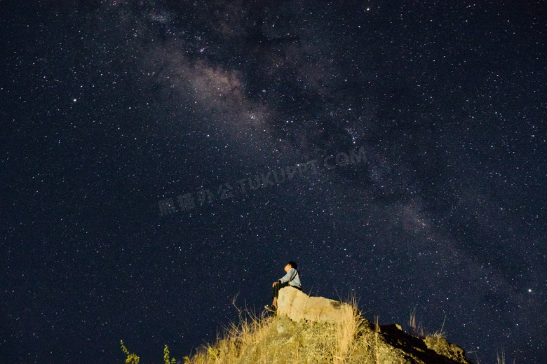 一個人孤獨看星空圖片