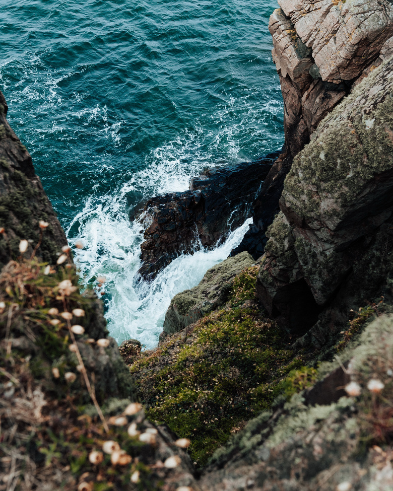 海水拍打礁石风景图片