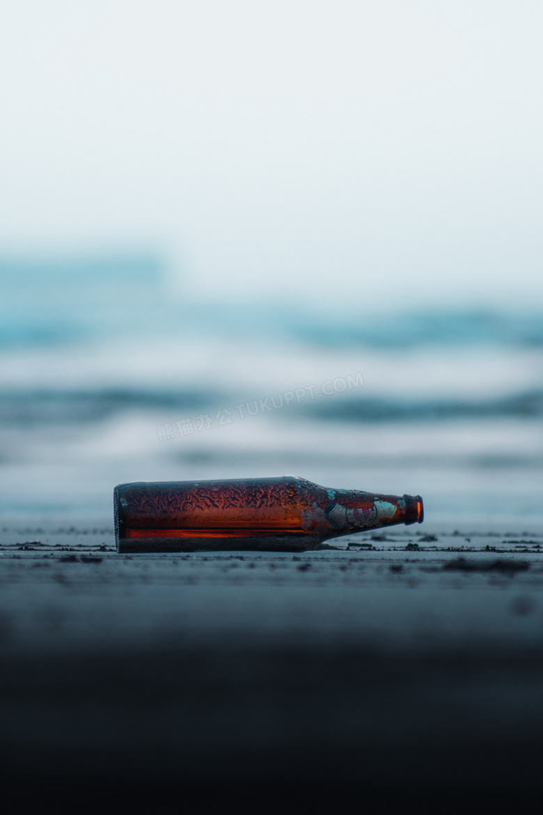 海滩空酒瓶摄影图片