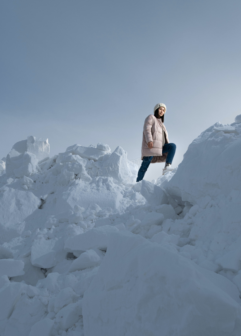 登雪山的美女图片