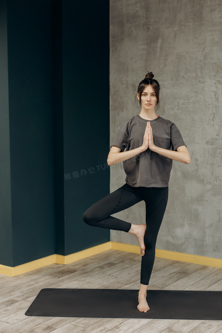 瑜伽单脚站立平衡体式图片