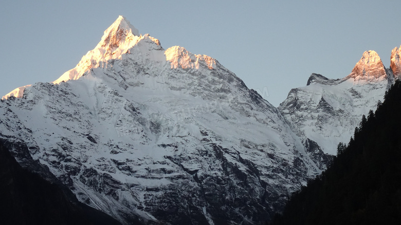 雪山山顶景观图片