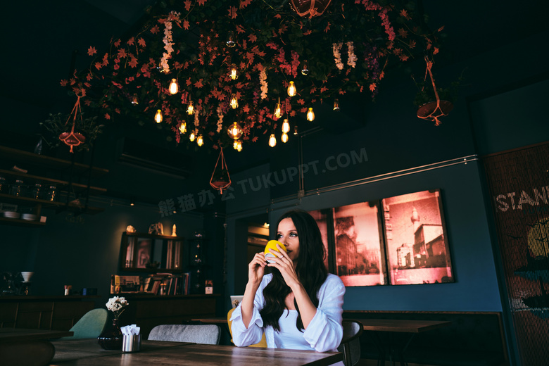 咖啡厅喝咖啡的美女图片