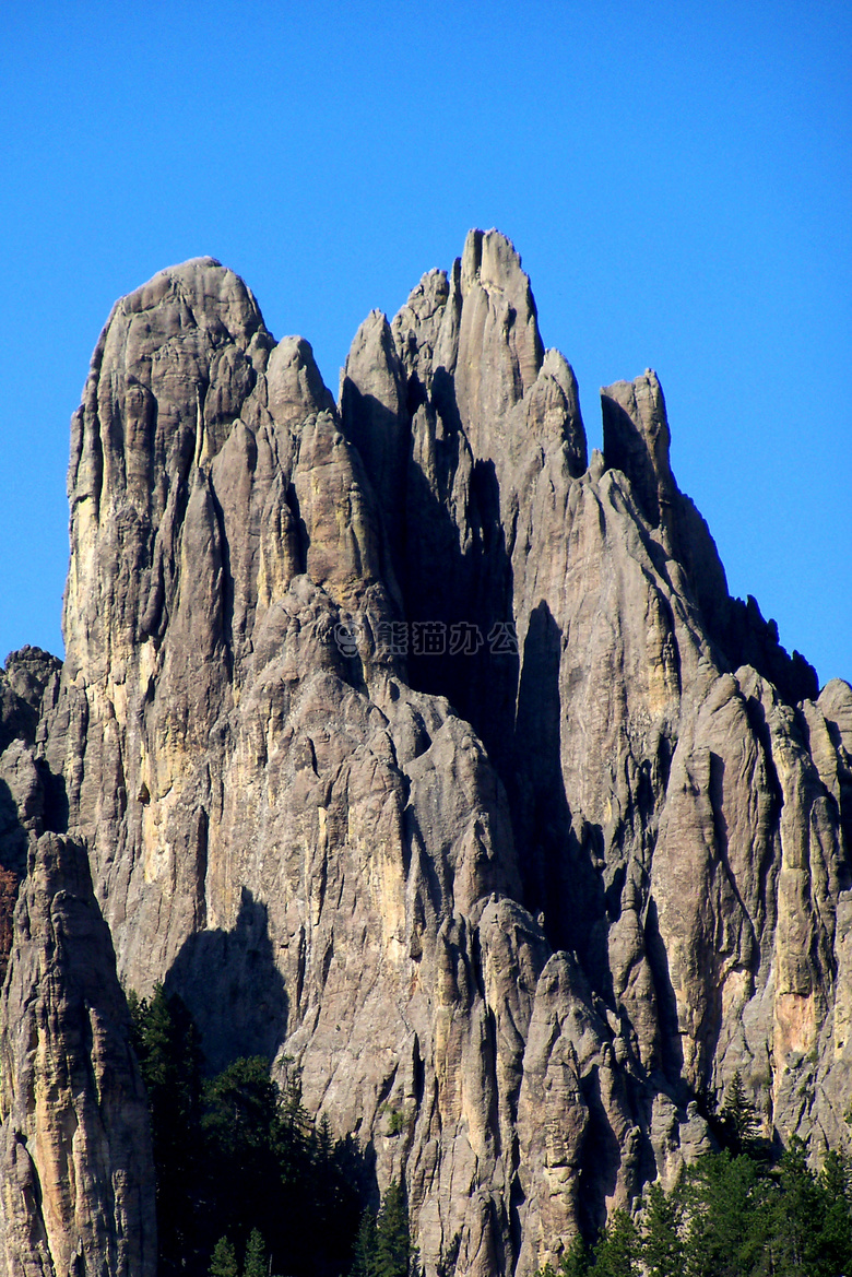 黑色 山 岩石