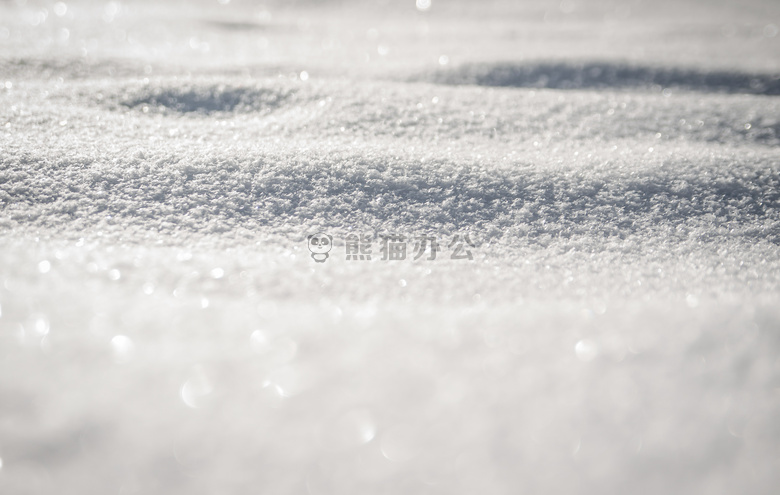 寒冷的 雪 白色