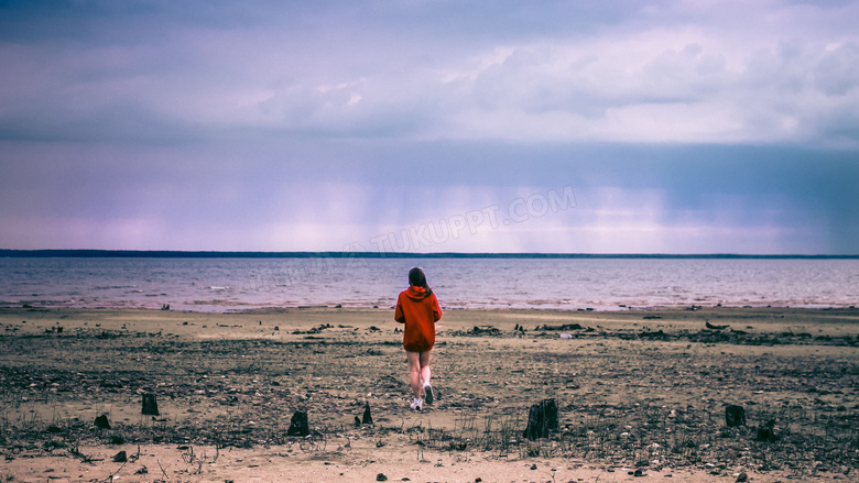 海滩女生背影图片